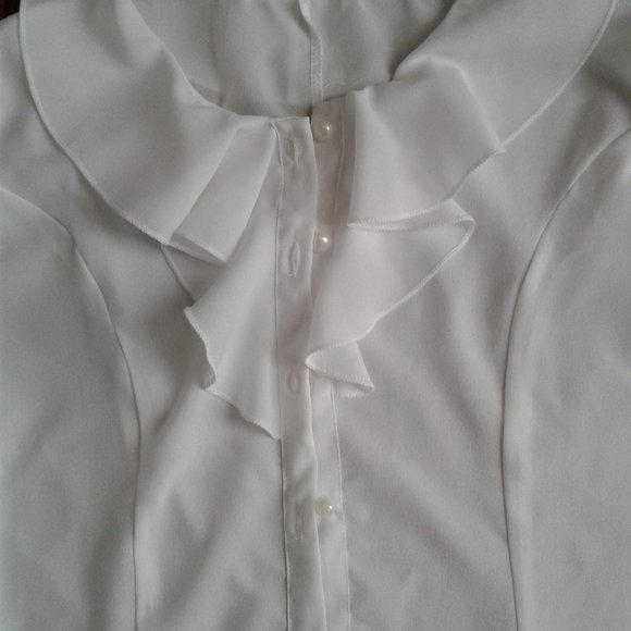 White ruffle short sleeve top size M - Picture 2 of 2